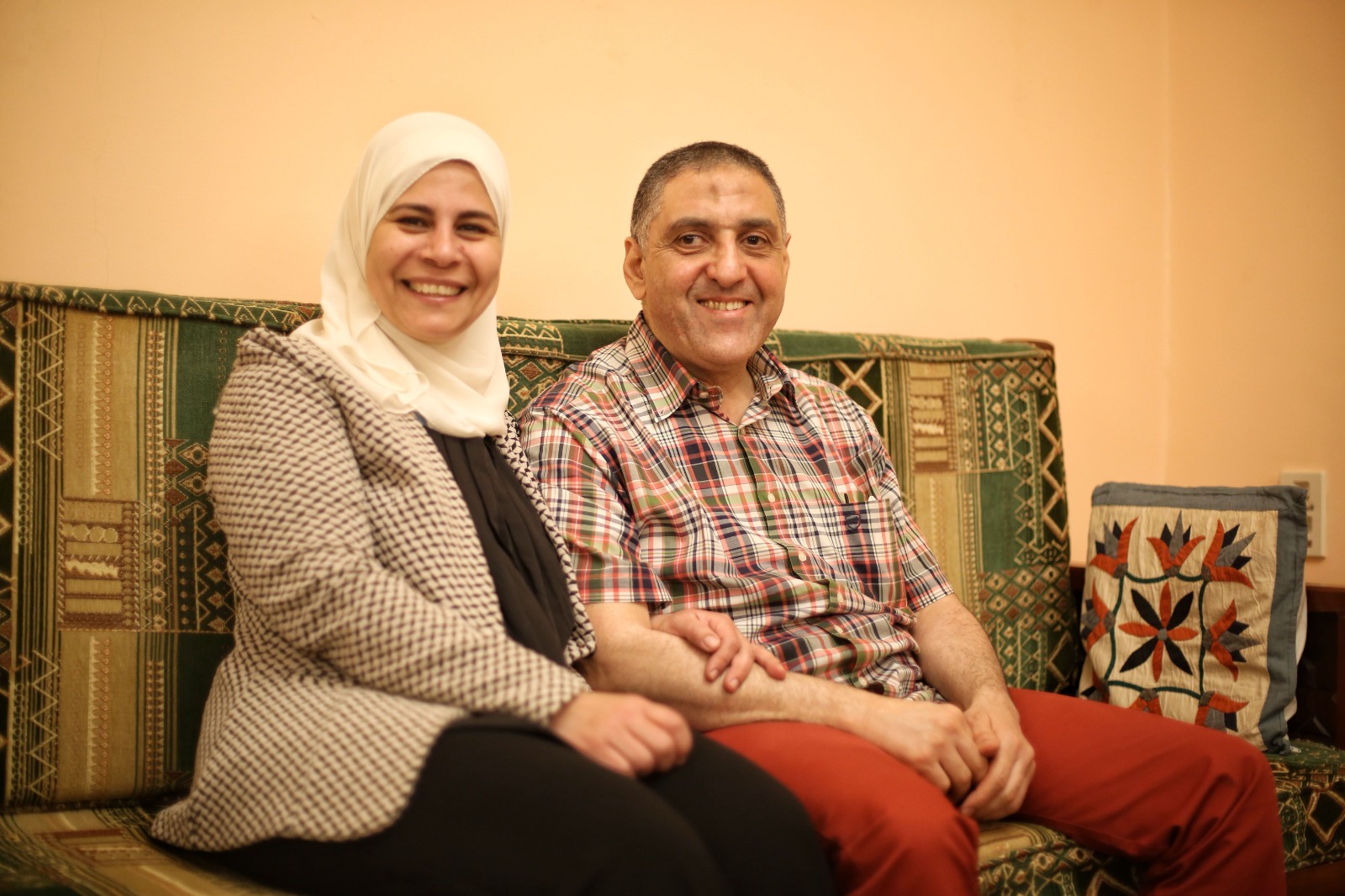 الكاتب هشام جعفر يشكو التعسف مع زوجته الاستاذه الجامعية